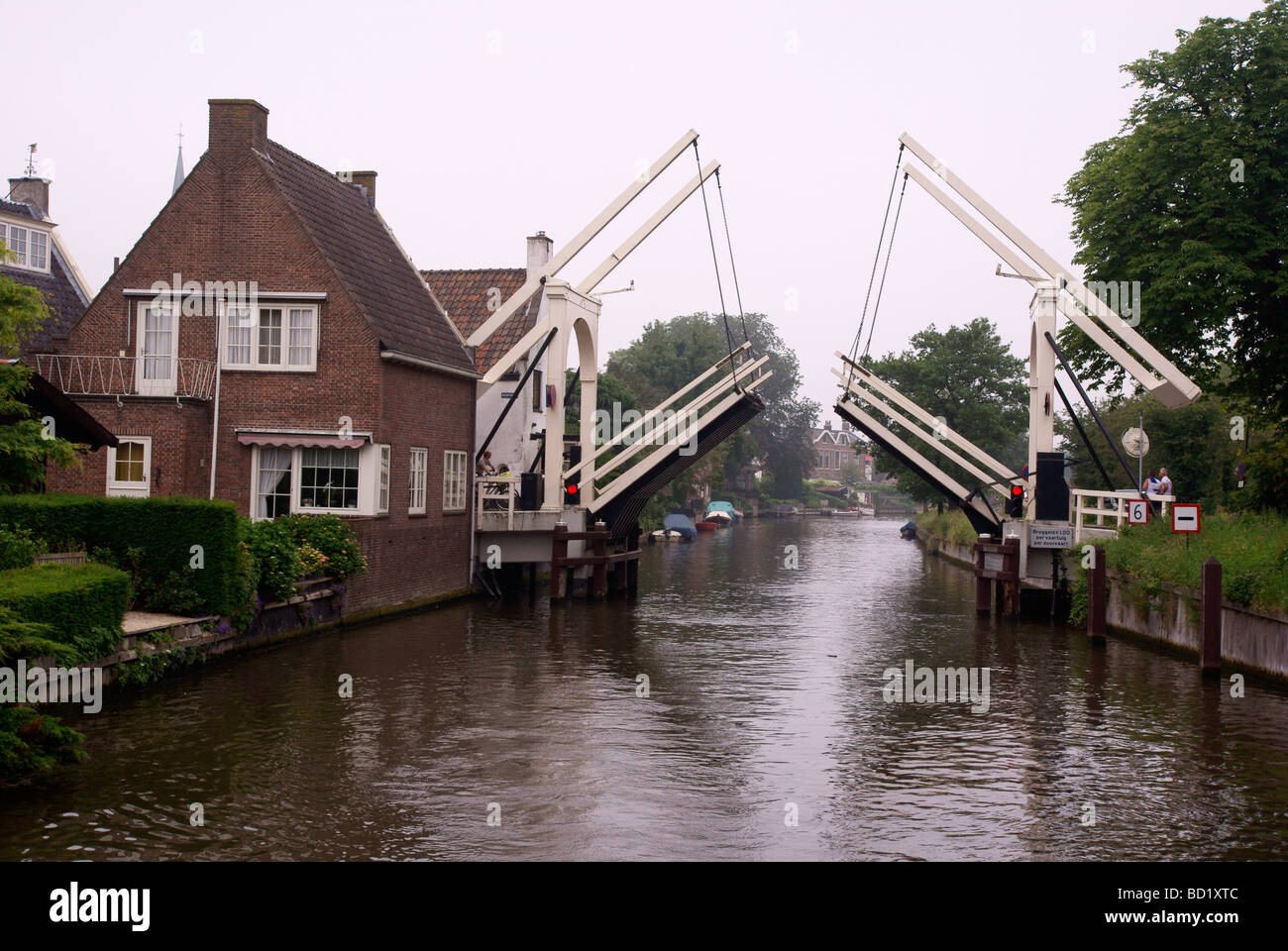 Ein typischer Zwilling Zugbrücke auf dem Fluss Vecht Stockfoto