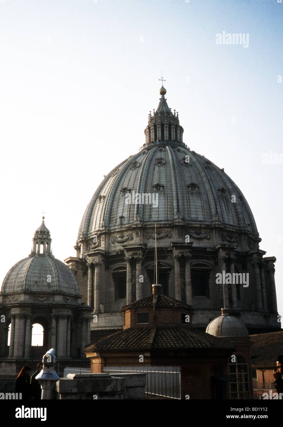 Die Kuppel der Basilika St. Peter im Vatikan ist die größte Kuppel der Welt.  Foto vom Dach der Basilika. Stockfoto