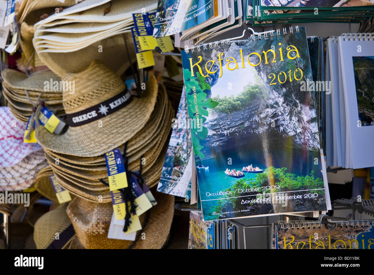 Kalender und Stroh Hüte zum Verkauf im Geschenkeladen in Skala auf der griechischen Mittelmeer Insel von Kefalonia Griechenland GR Stockfoto