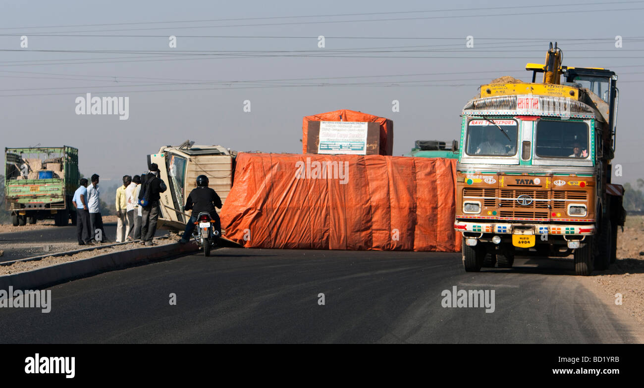 LKW-Verkehrsunfall in der Nähe von Maharashtra, Indien Stockfoto