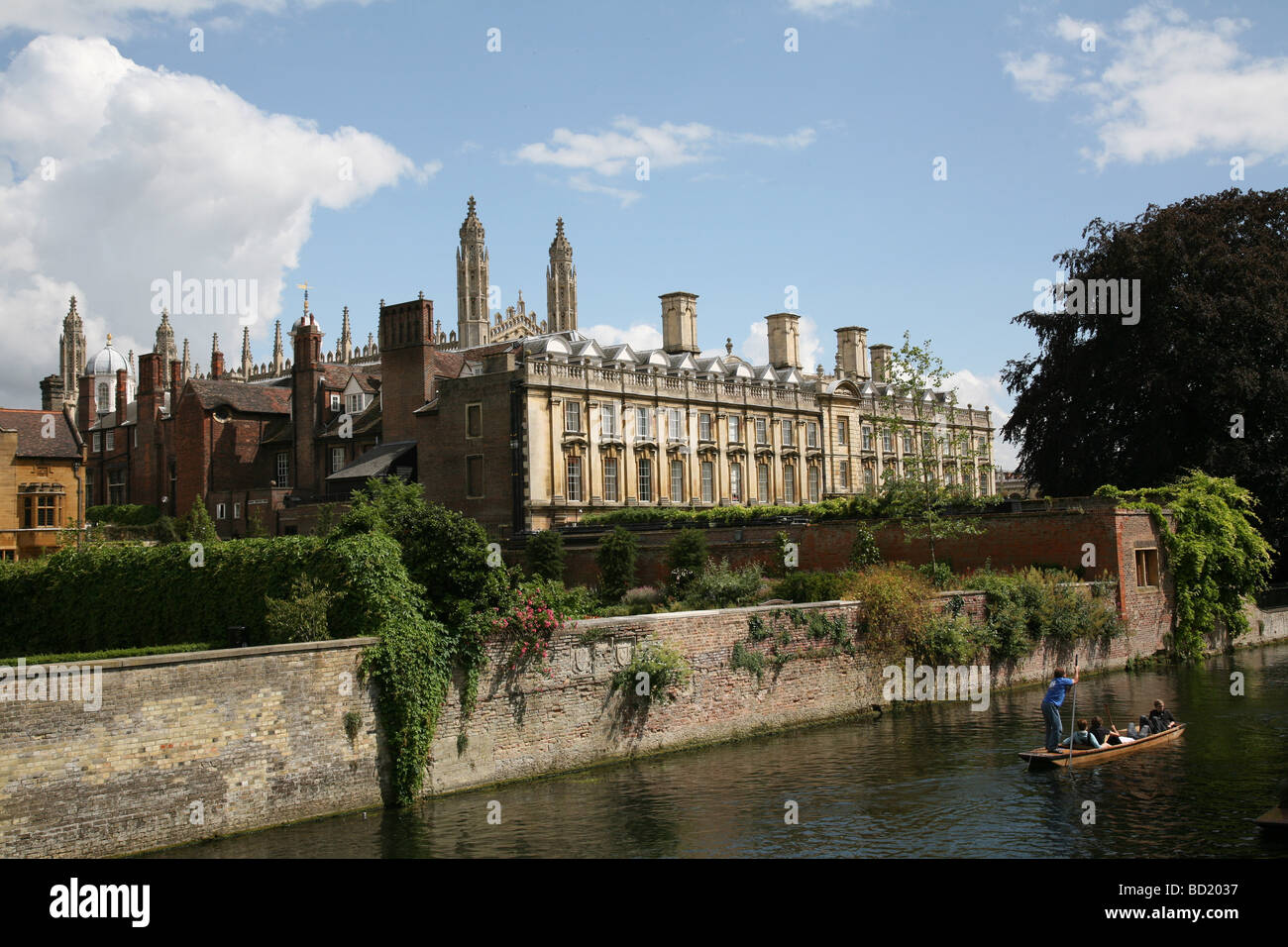 Cambridge University, Stechkahn fahren auf dem Fluss mit Clare College im Hintergrund Stockfoto