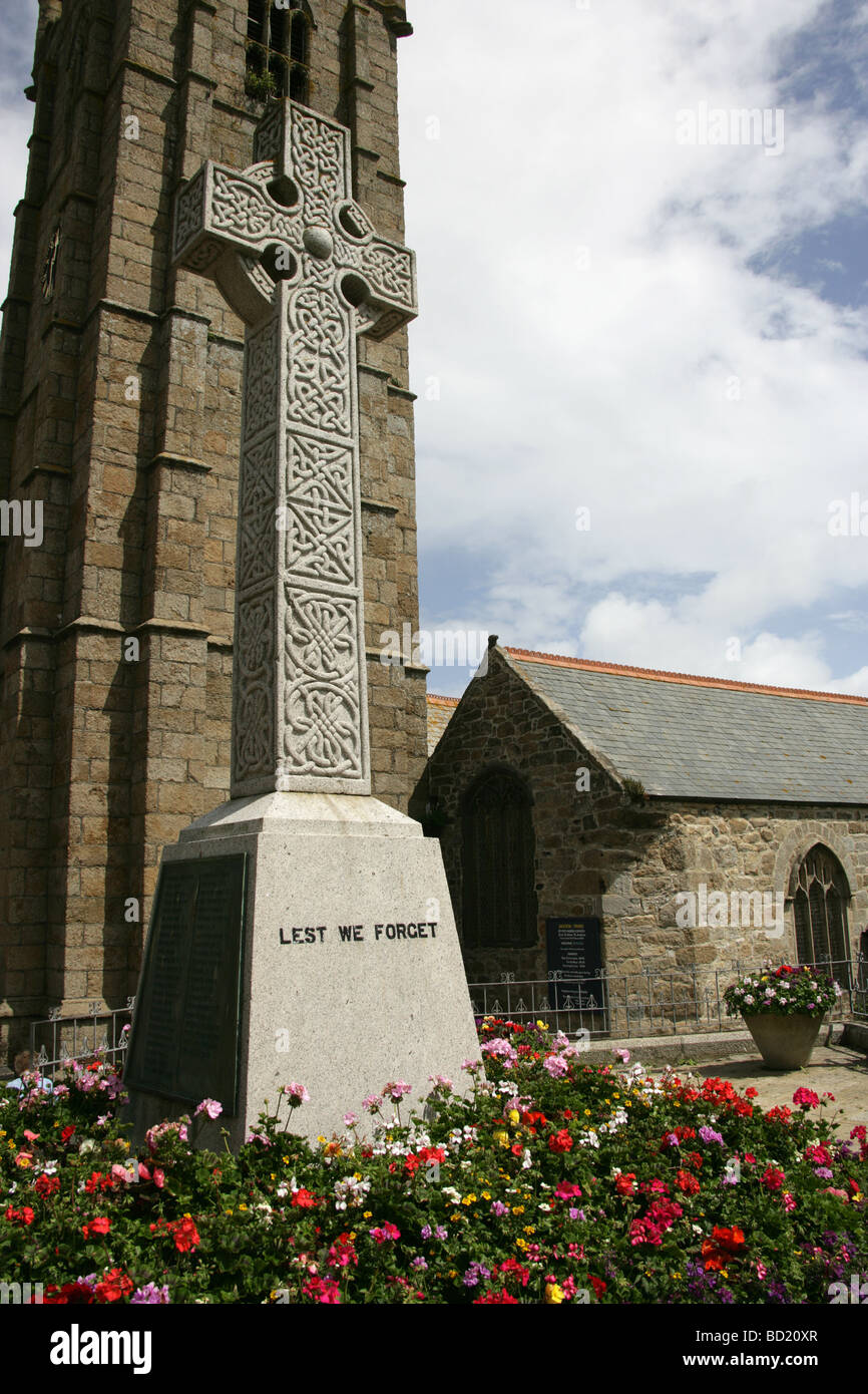 Stadt von St. Ives, England. Kriegsdenkmal in der Memorial Garden mit der Pfarrkirche St. Ives-Turm im Hintergrund. Stockfoto