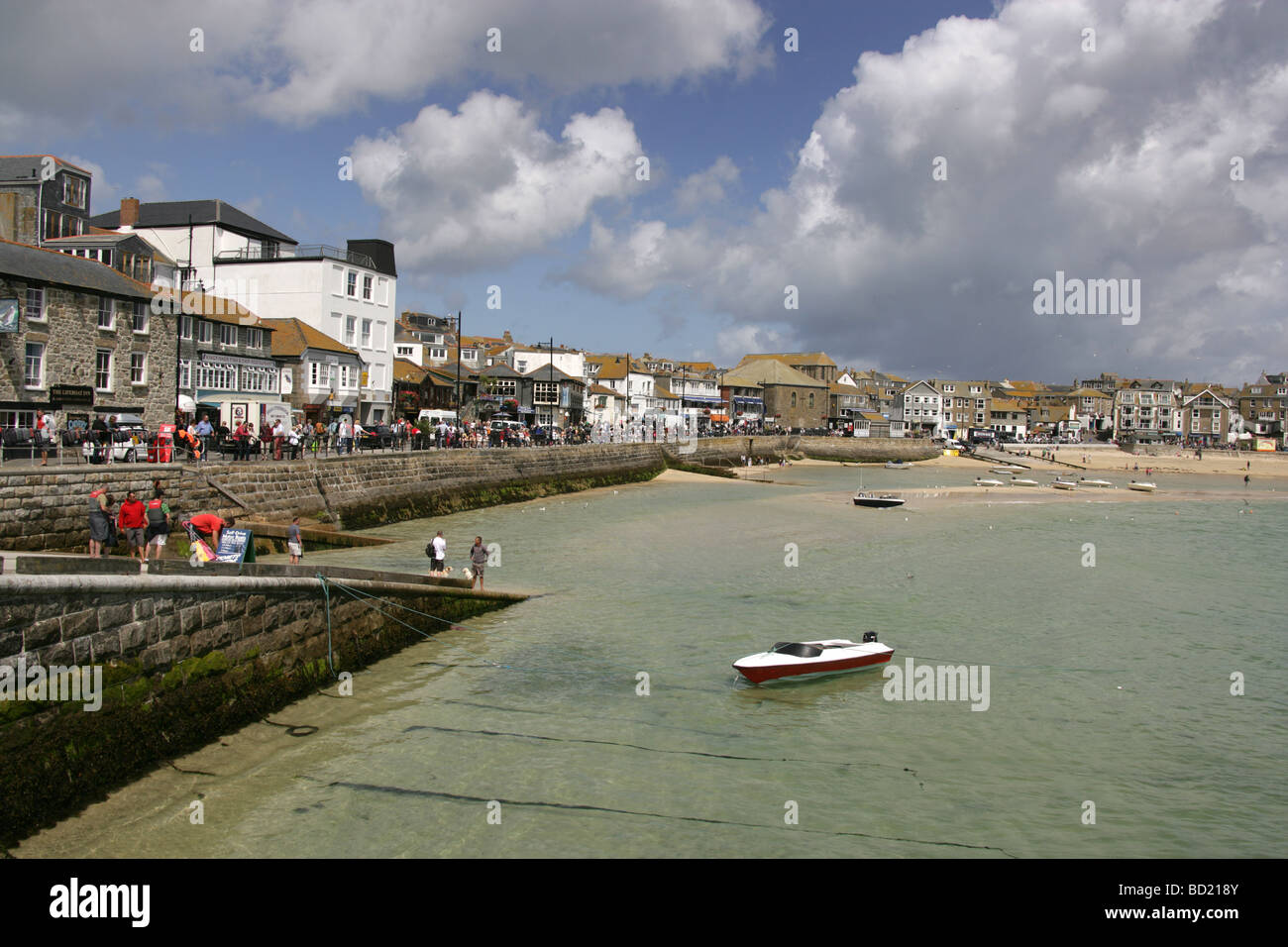 Stadt von St. Ives, England. Einen überfüllten Wharf Road in St Ives Harbour an einem sonnigen Sommertag. Stockfoto