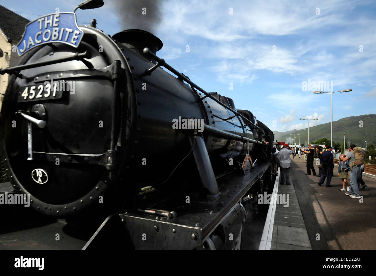 Am Bahnsteig warten, bevor The Jacobite Dampfzug Reise von Fort William nach Mallaig, Schottland Stockfoto