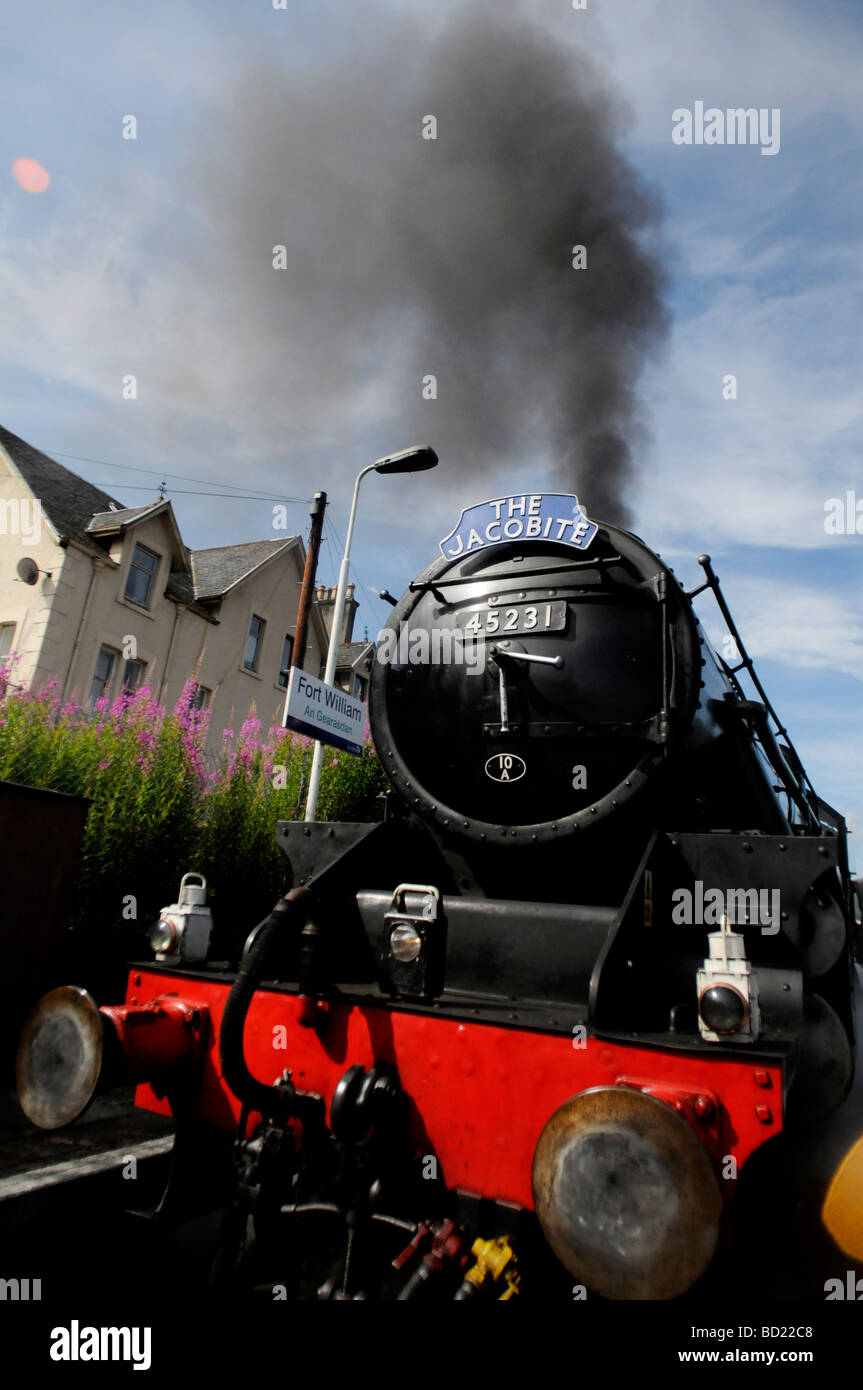 Am Bahnsteig warten, bevor The Jacobite Dampfzug Reise von Fort William nach Mallaig, Schottland Stockfoto