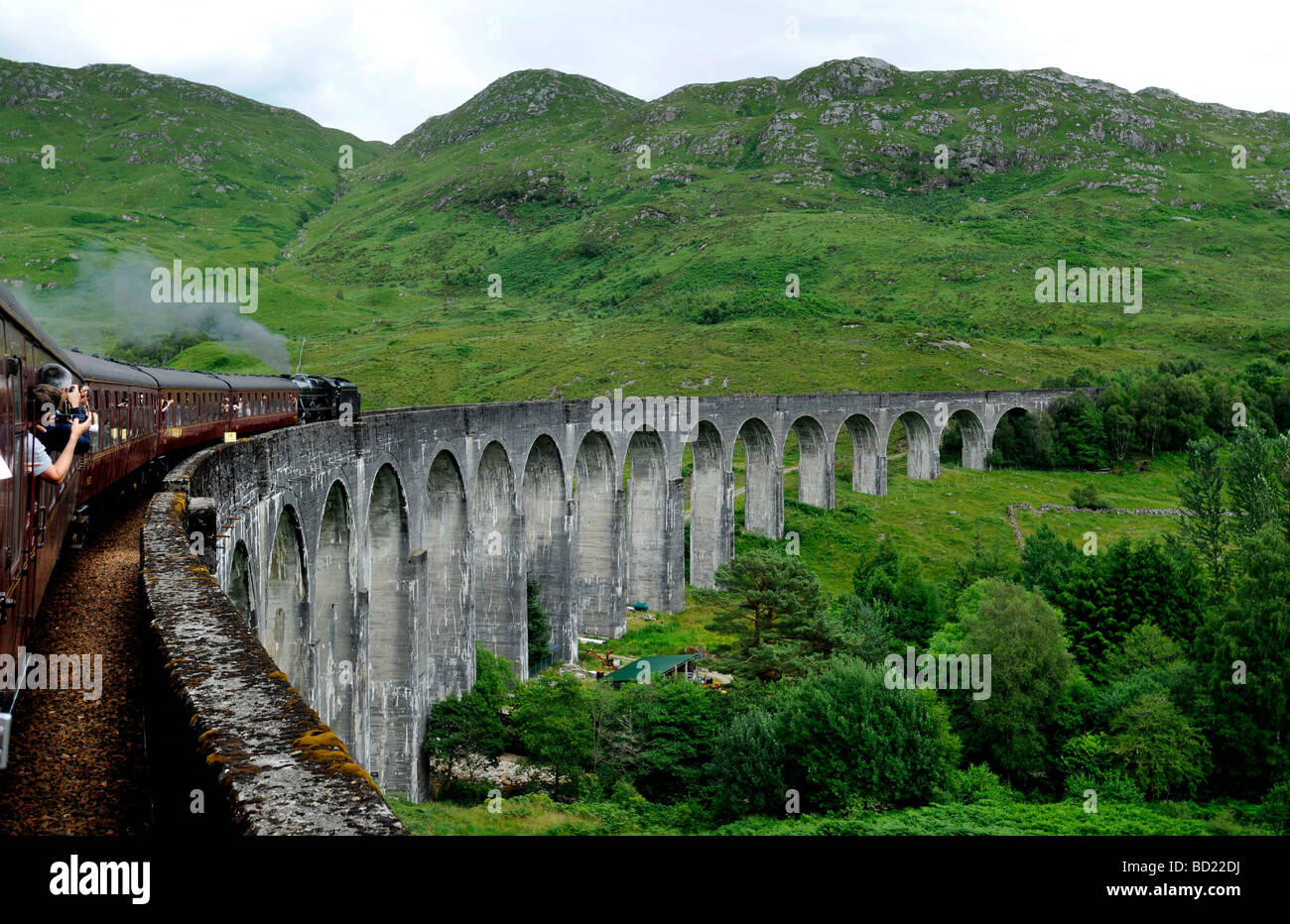 Der Jacobite Dampfzug durchquert das Glenfinnan-Viadukt während der Fahrt von Fort William nach Mallaig, Schottland. Stockfoto