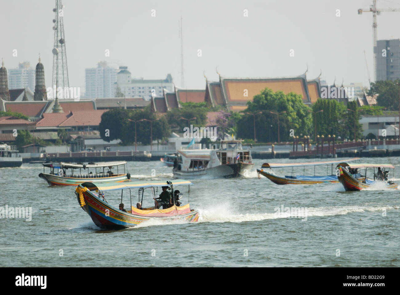 Beschäftigt Trafic am Chao Phraya in Bangkok Stockfoto