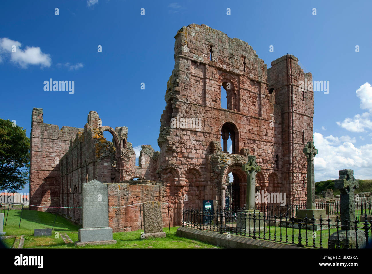 Lindisfarne Priory auf Holy Island, in Northumberland, Norden Britanniens. UK Stockfoto