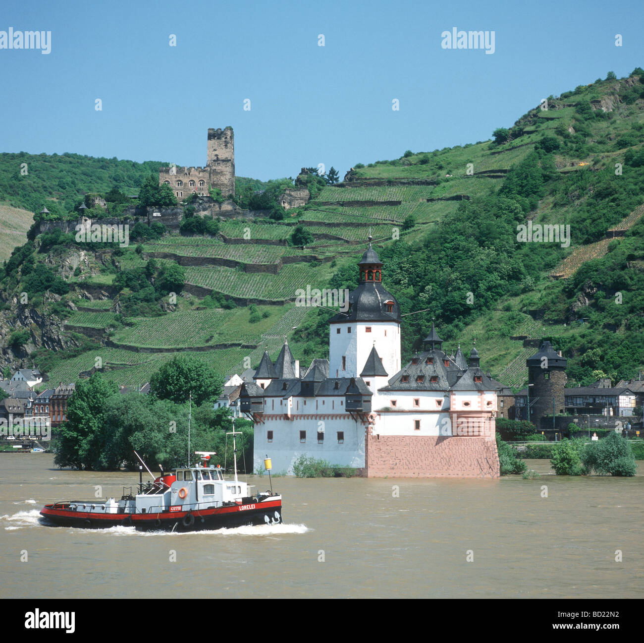 Kaub Deutschland am Rhein und Burg Katz auf Hügel Stockfoto