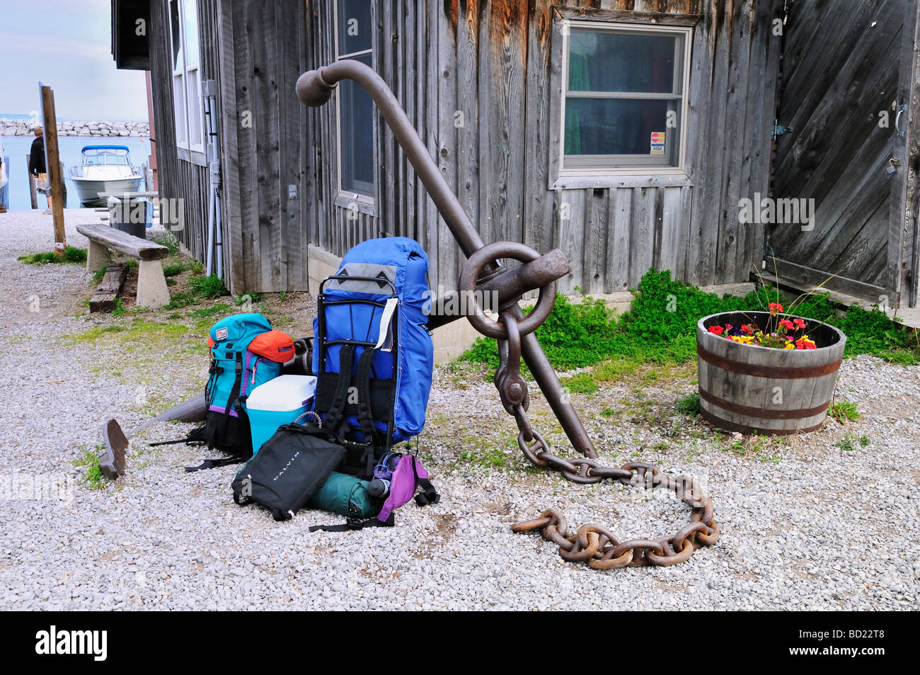 Campingausrüstung, die neben eines alten Ankers am Fishtown in der Stadt von Leland Michigan Stockfoto