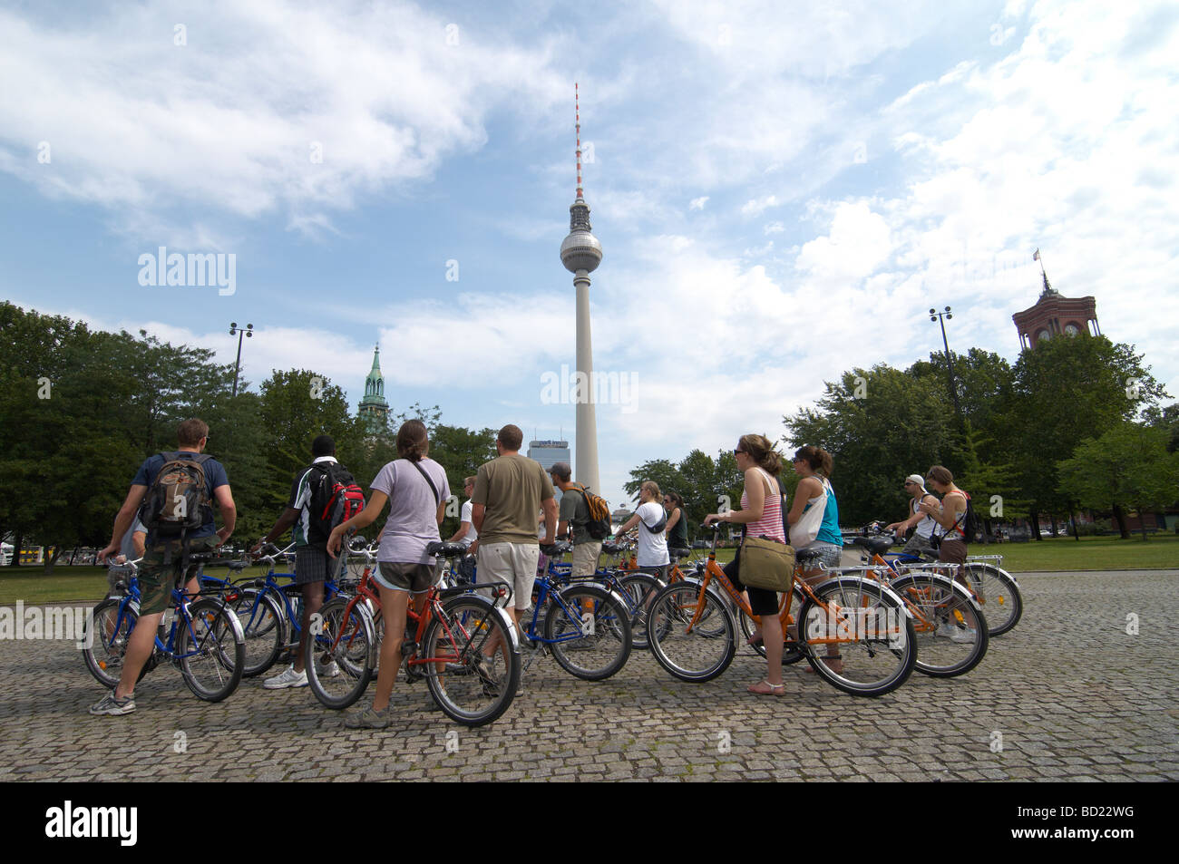 Touristen auf eine organisierte Radtour von Berlin, Deutschland mit dem Fernsehturm-Tower im Hintergrund Stockfoto