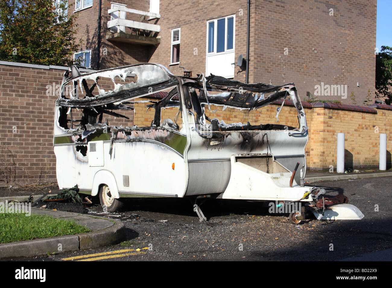 A ausgebrannt Wohnwagen auf einer Straße in St. Ann's, Nottingham, England, UK Stockfoto