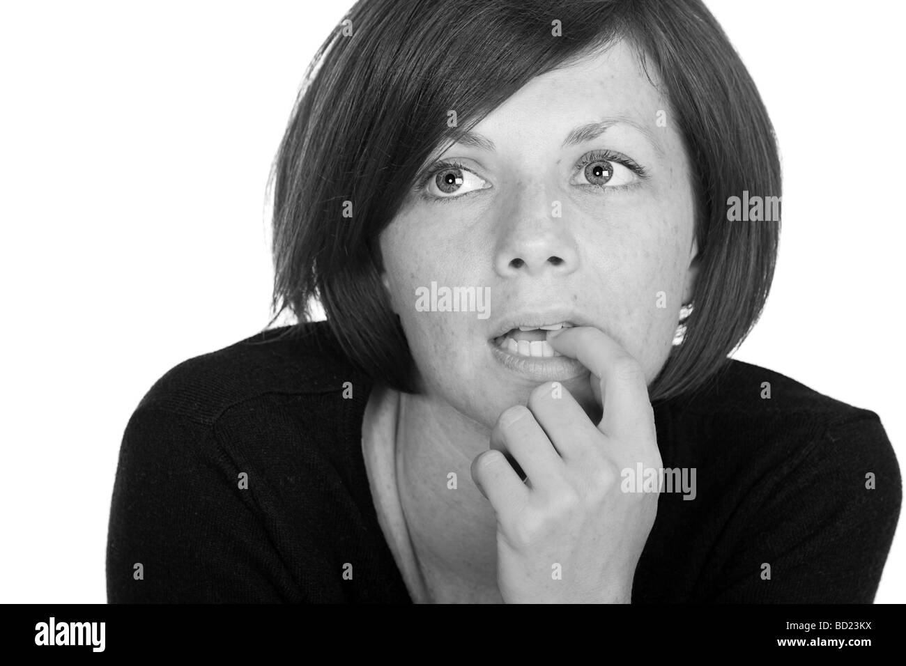Schwarz / weiß Aufnahme von einer hübschen Dame schauen ängstlich Stockfoto