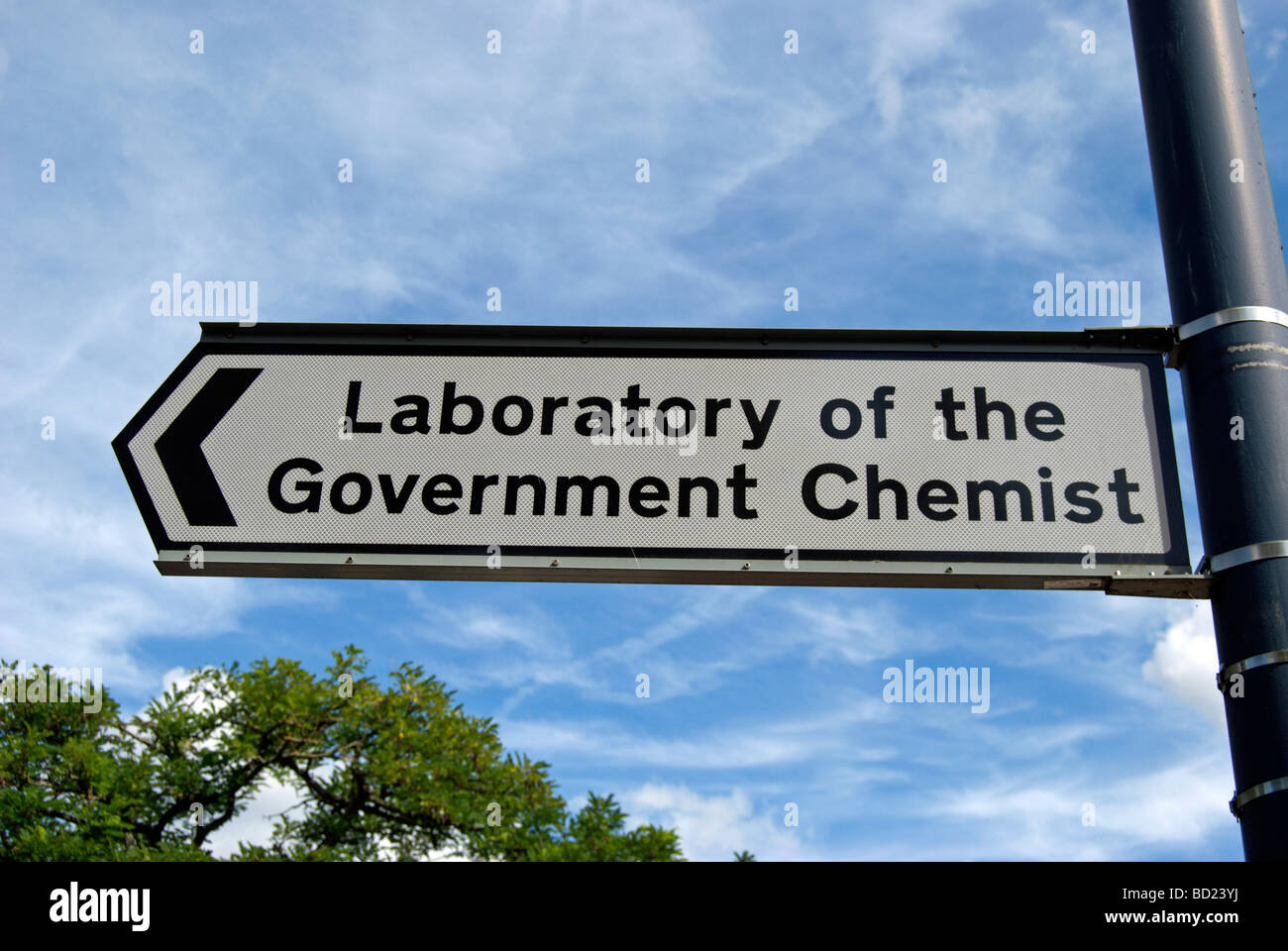 links zeigt Straßenschild für das Labor von der Regierung Chemiker in Teddington, Middlesex, england Stockfoto