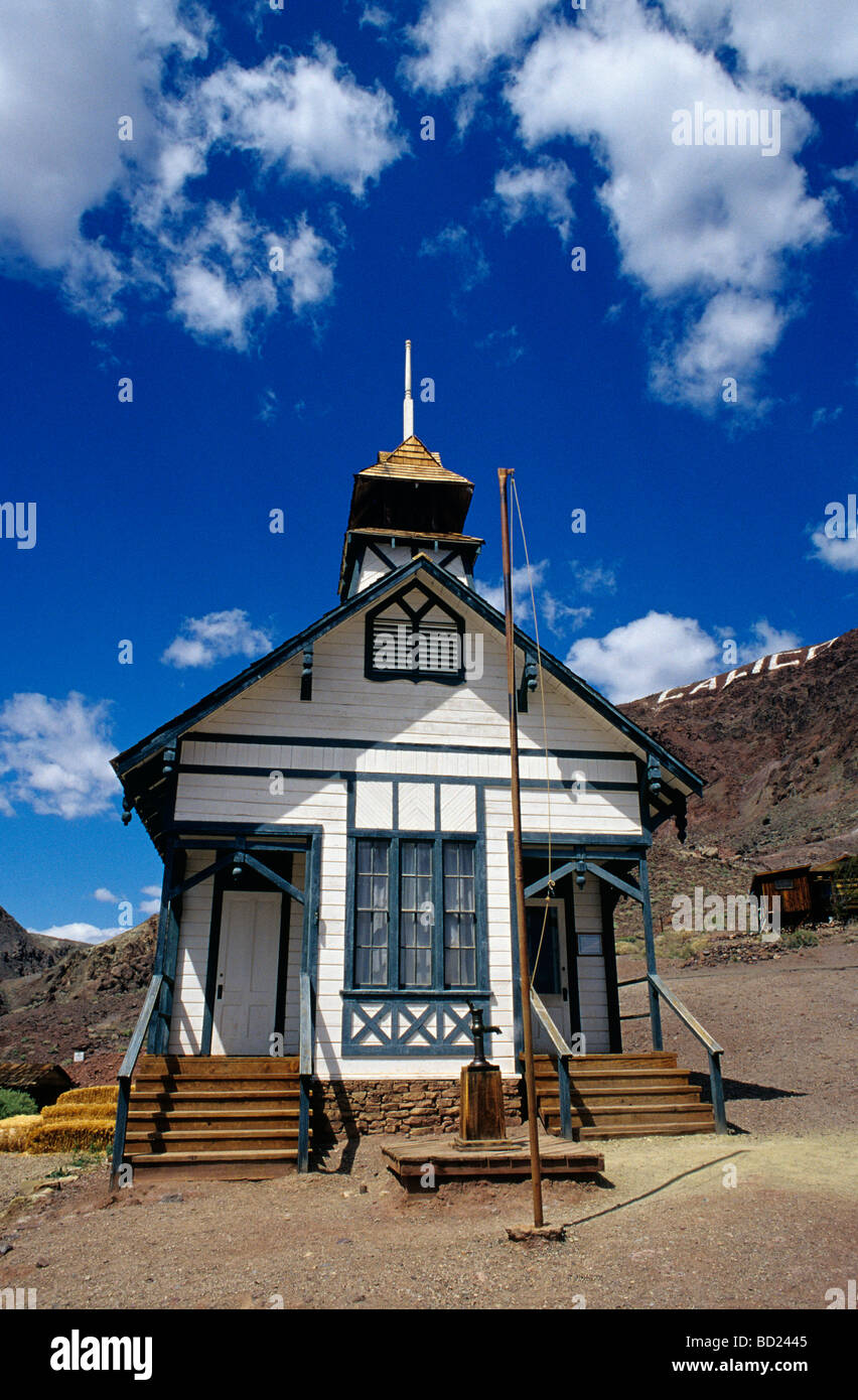 Calico Ghost Town mit alten historischen Schulhaus in Bergbaustadt Barstow, Kalifornien USA Stockfoto