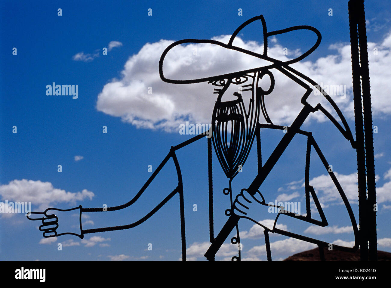 Calico Ghost Town mit Silhouette Skulptur eines Bergmanns mit pick Barstow, Kalifornien USA Stockfoto