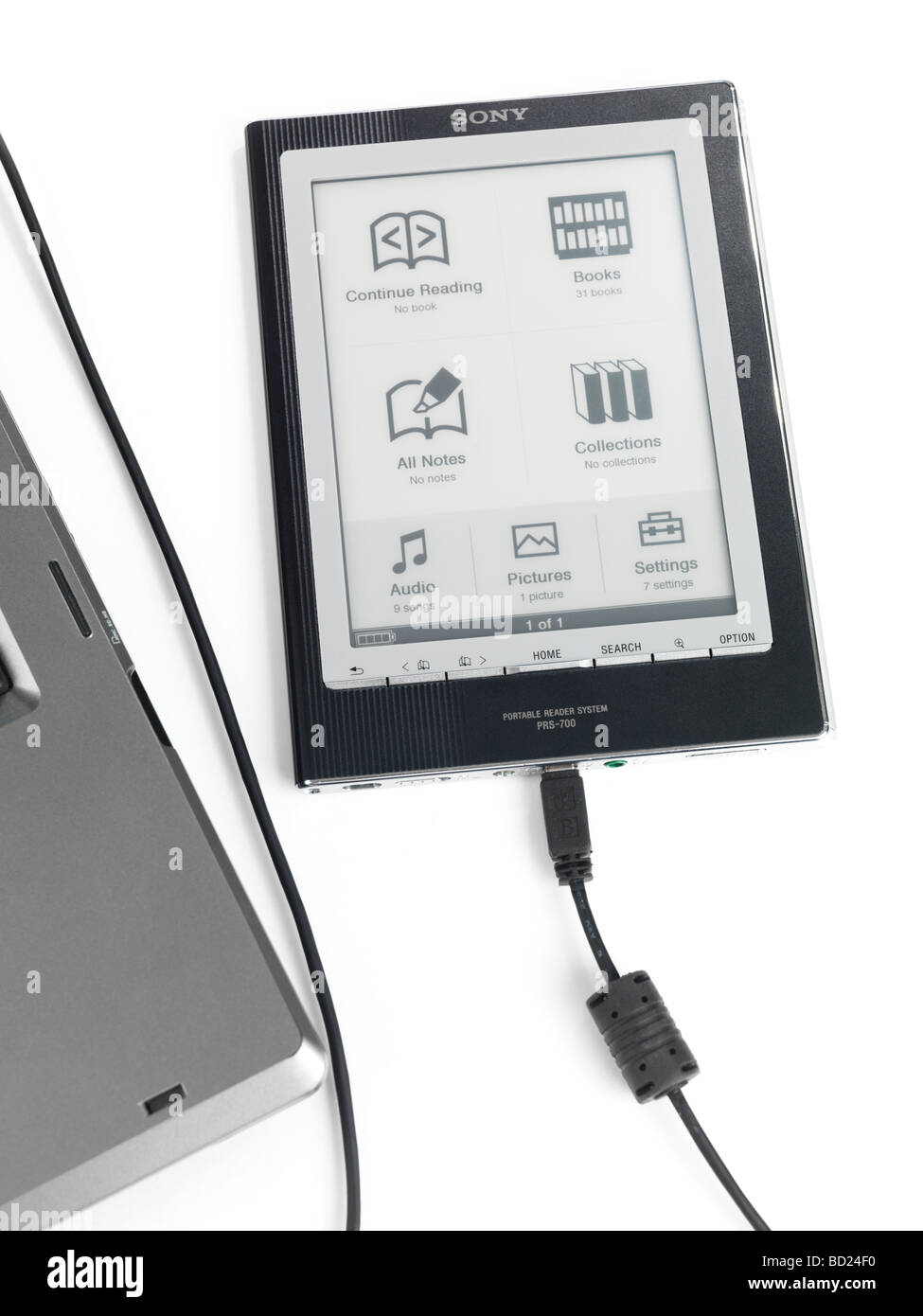 Sony Reader an einen Laptopcomputer angeschlossen Stockfoto