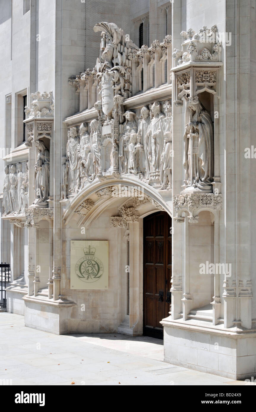 Fassade & kunstvoll gewölbter Eingang vor dem Obersten Gerichtshof In Middlesex Guildhall, einem denkmalgeschützten Gebäude aus portland in Westminster London, England, Großbritannien Stockfoto