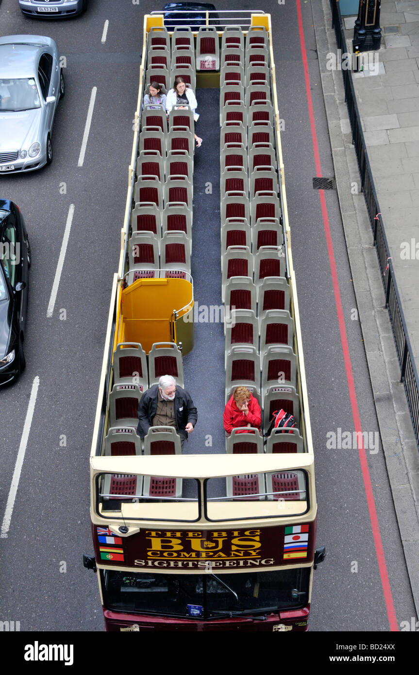 Blick aus der Vogelperspektive auf die Stadt von oben auf dem Oberdeck des Londoner Doppeldeckers, Hop-on-Hop-off, fast leerer Sightseeing-Bus England UK Stockfoto