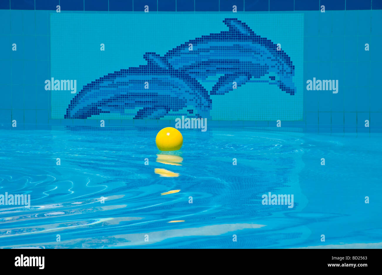 Gekachelte Delfine an der Swimmingpool im Hotel in der Nähe von Skala auf der griechischen Mittelmeer Insel von Kefalonia Griechenland GR Stockfoto