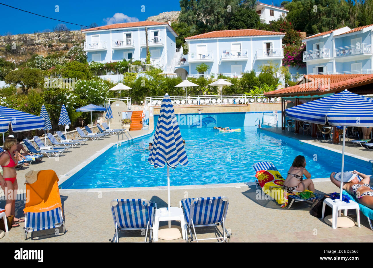 Gäste zum Sonnenbaden, Pool des Hotels in der Nähe von Skala auf der griechischen Mittelmeer Insel von Kefalonia Griechenland GR Stockfoto