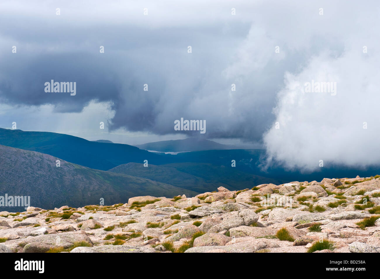 Ein Sturm rollt Cairn Gorm im Cairngorms Nationalpark Schottlands Juli 2009 Stockfoto