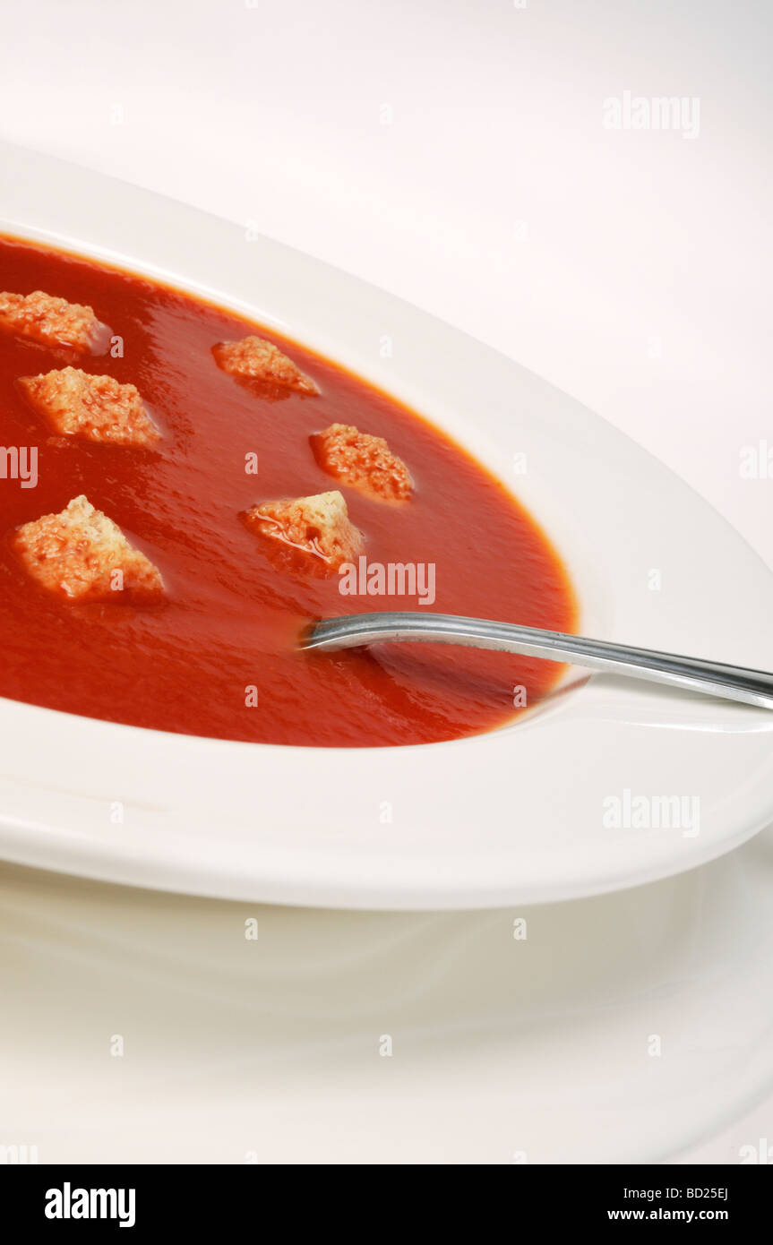 Nahaufnahme von Schüssel Tomatensuppe mit croutons Stockfoto