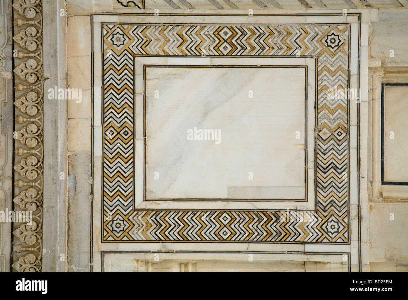 Steinmauer die wichtigsten Taj Mahal-Mausoleum aus Marmor und mit kunstvoll geschnitzten Intarsien verziert. Taj Mahal, Agra. Indien. Stockfoto