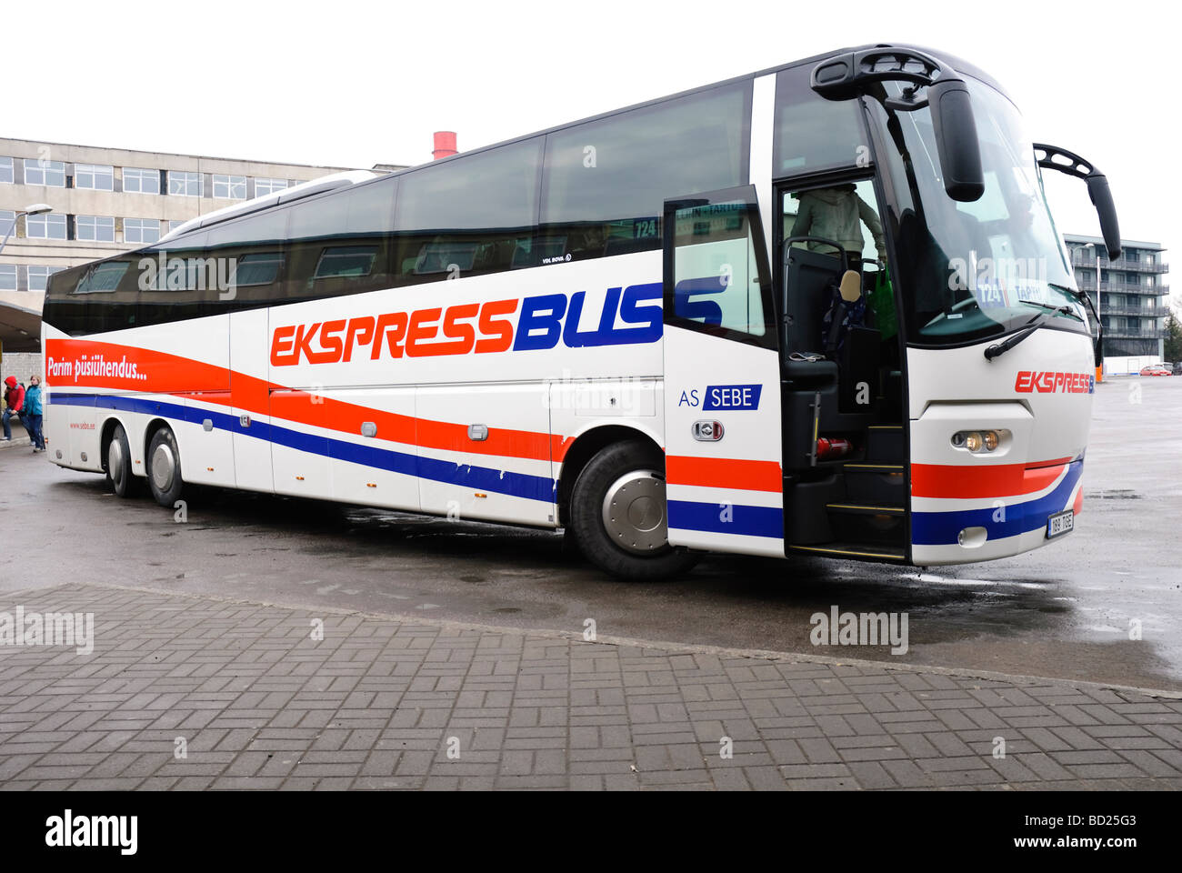 Moderne, komfortable Langstrecken Trainer wie Sie in ganz Europa. Estland, Tallinn Coach Station. Stockfoto