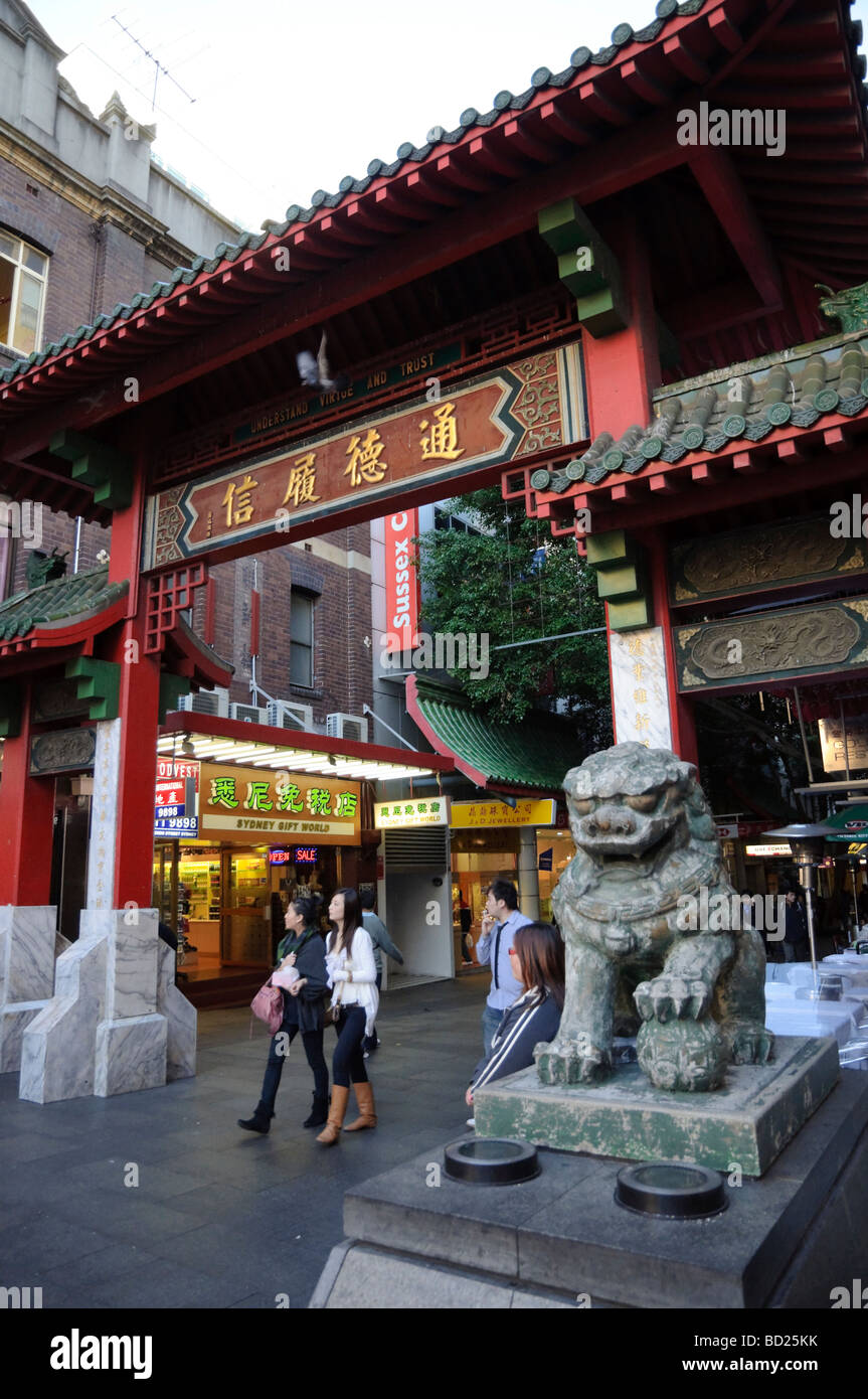 Chinesische Löwen bewacht das Tor (Scheintor) der Einstieg in den Hauptteil der Chinatown angibt. Stockfoto