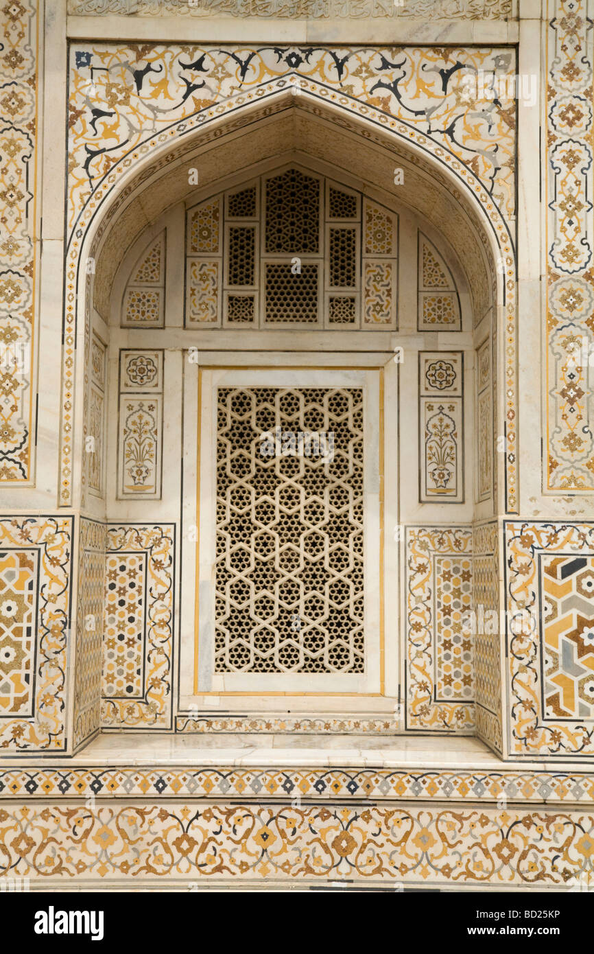 Gewölbt und abgeschirmte Stein geschnitzt aus Marmor Fenster des Itmad-Ud-Daulah Grabmal Mausoleum. Agra. Indien. Stockfoto