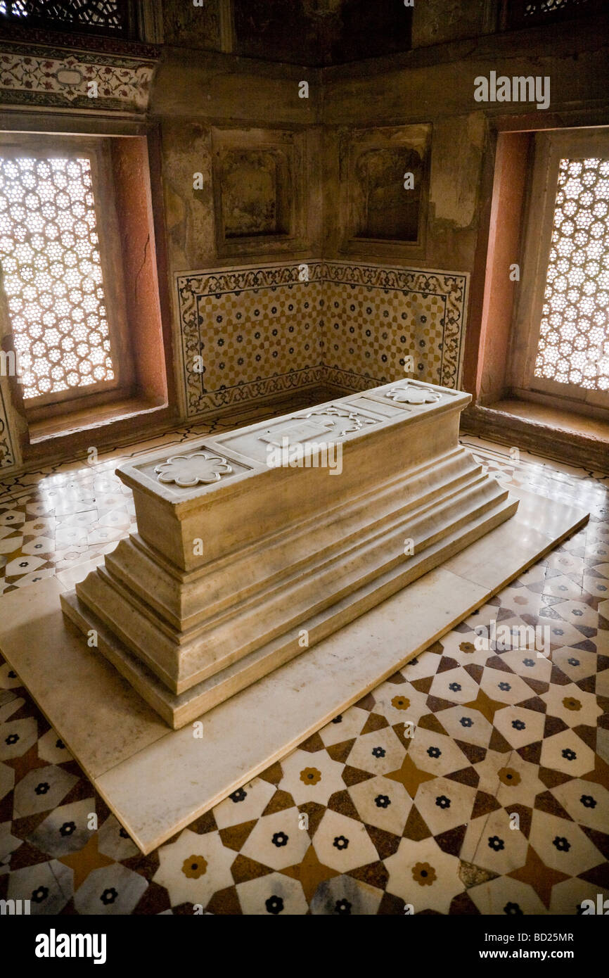 Ein Kenotaph in einem Raum im Itmad-Ud-Daulah Grabmal Mausoleum Komplex. Agra. Indien. Stockfoto