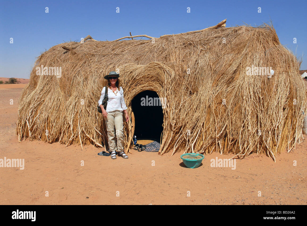 Westliche Touristen vor urige Hütte Adrar Region Mauretanien Stockfoto