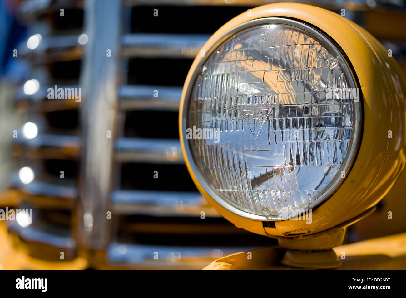 Gelbe Oldtimer Scheinwerfer und Grill. Stockfoto