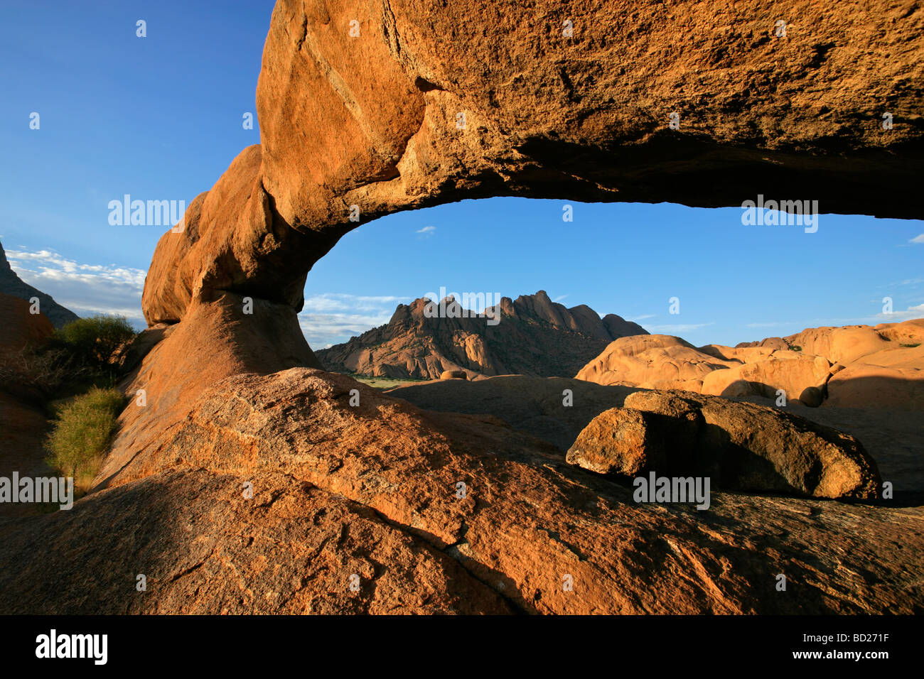 Massive Granit Arch, Spitzkoppe, Namibia, Südliches Afrika Stockfoto