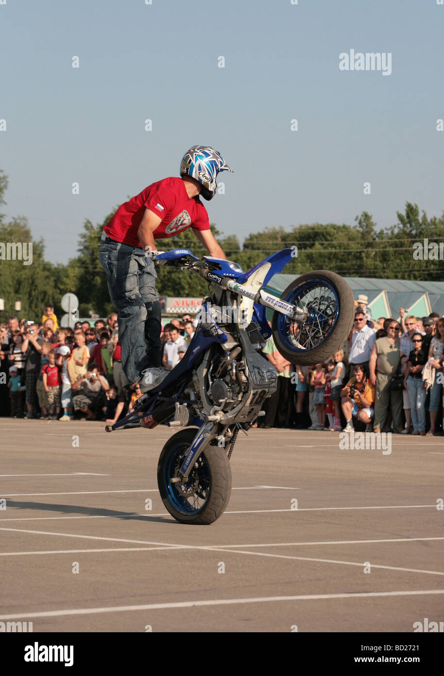 Streetbike Freestyle Stuntfahrer auf Rad balancieren Stockfoto