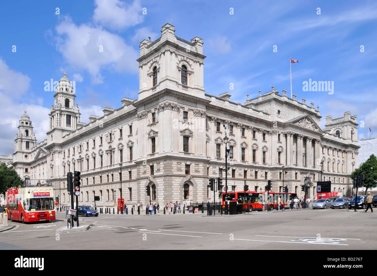 Großes Steingebäude der Regierungsbüros an der Ecke der Great George Street & Parliament Street, das von HM Treasury & anderen Abteilungen im Laufe der Zeit in Großbritannien genutzt wurde Stockfoto