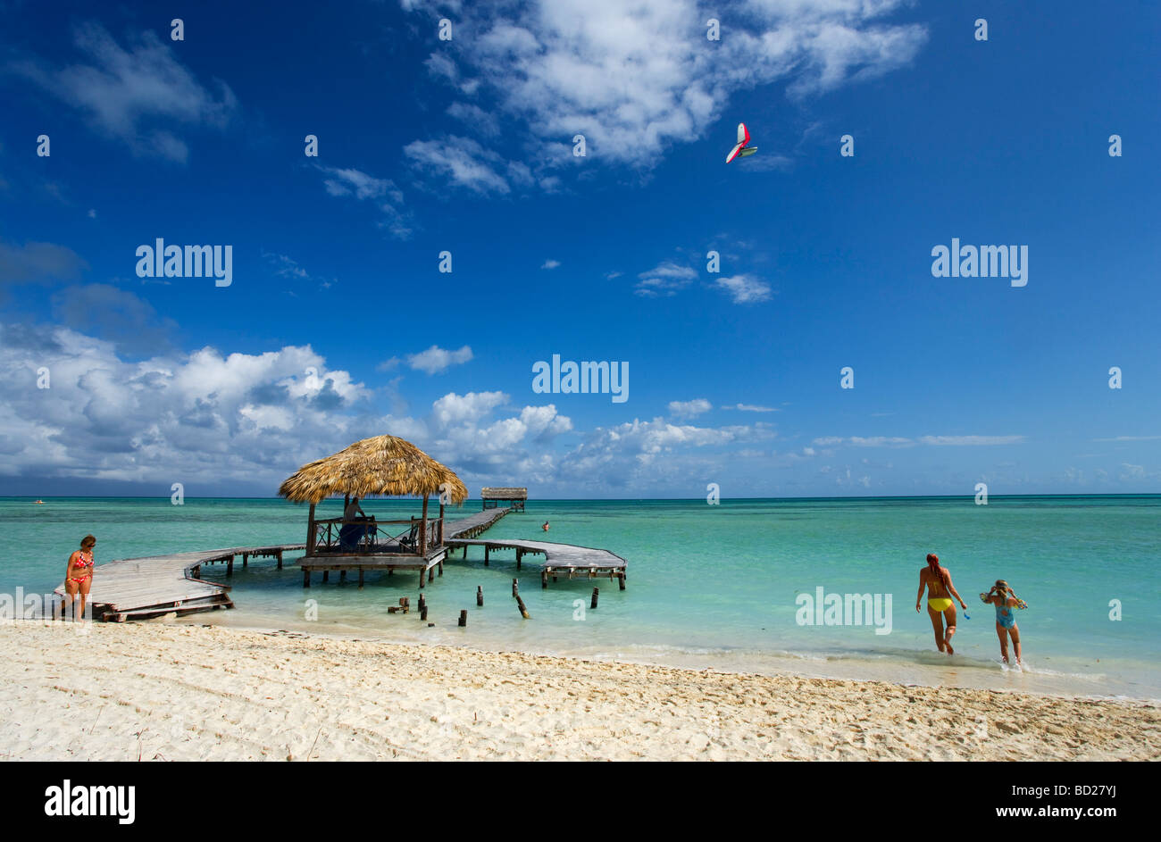 Touristen in der Nähe Anlegestelle am Sandstrand, Cayo Guillermo, Ciego de Avila, Kuba, West Indies Stockfoto