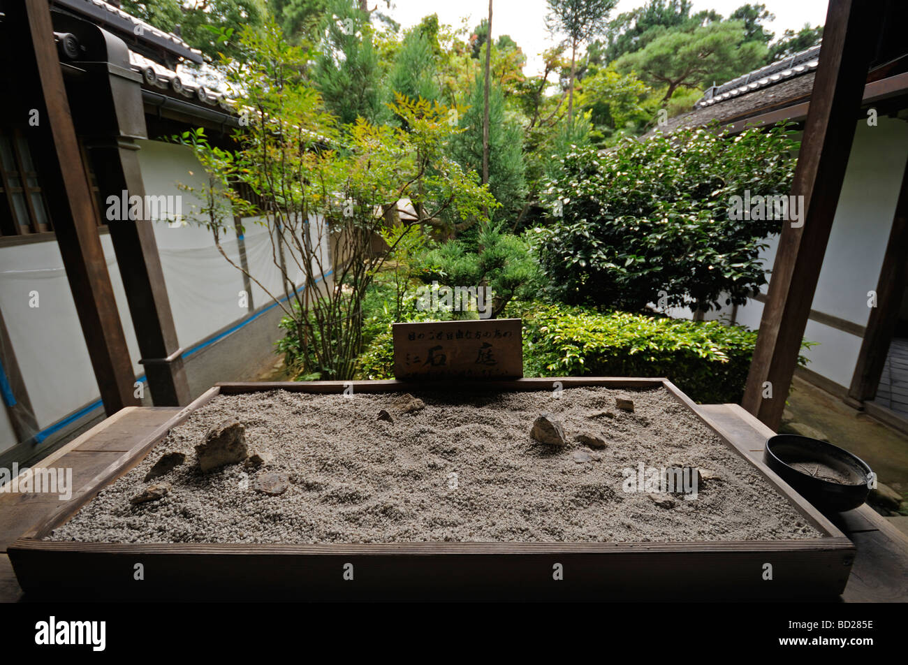 Scale Modell der berühmten Karesansui (trocken Landschaft) Steingarten. Ryōan-Ji (Tempel des friedlichen Drachen). Kyoto. Kansai. Japan Stockfoto