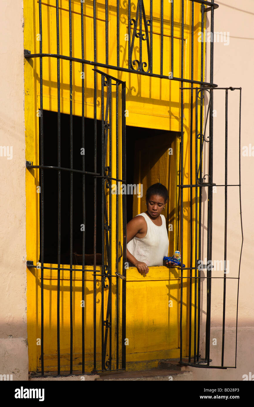 Frau am Fenster stand offen Gitter Camaguey Camaguey Kuba West Indies Stockfoto