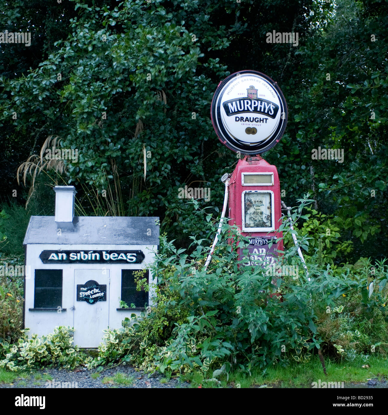 Stout auf einer Pumpe, Laragh, Beara Halbinsel, County Kerry, Irland. Stockfoto