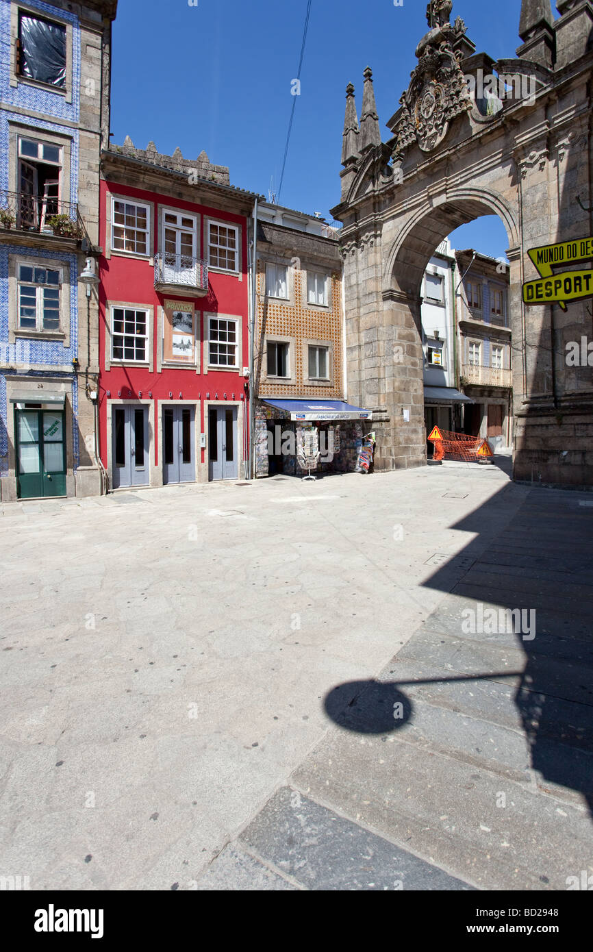 Das Fotografie-Museum (Museu da Imagem) in Braga, Portugal - das Gebäude mit der roten Fassade - neben der Arco da Porta Nova. Stockfoto