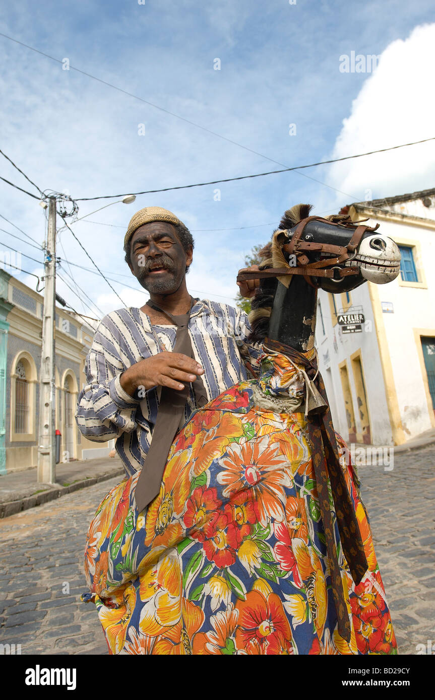 Karneval-Mann in schwarz-Gesicht mit Esel Marionette, Olinda, Brasilien Stockfoto
