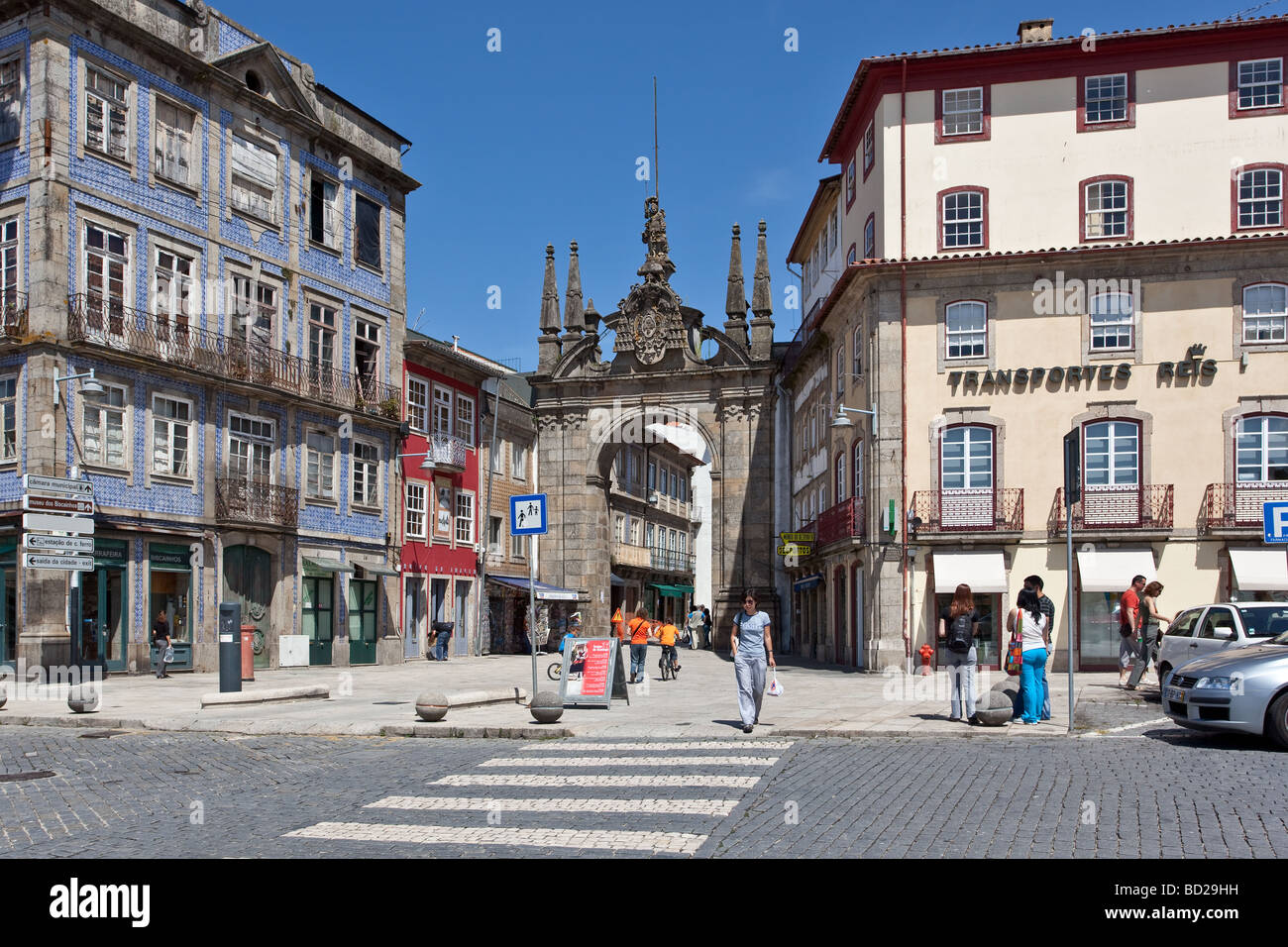 Arco da Porta Nova Tor in Braga, Portugal. Eine monumentale Bogen Barock gebaut im 18. Jahrhundert das wichtigste Stadttor zu sein. Stockfoto