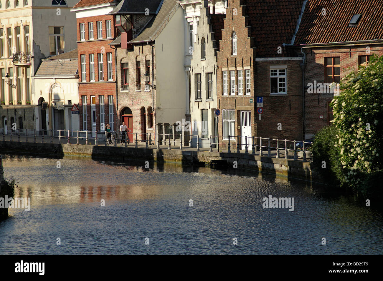 Radfahrer an einem Kanal im historischen Zentrum von Brügge Belgien Europa Stockfoto