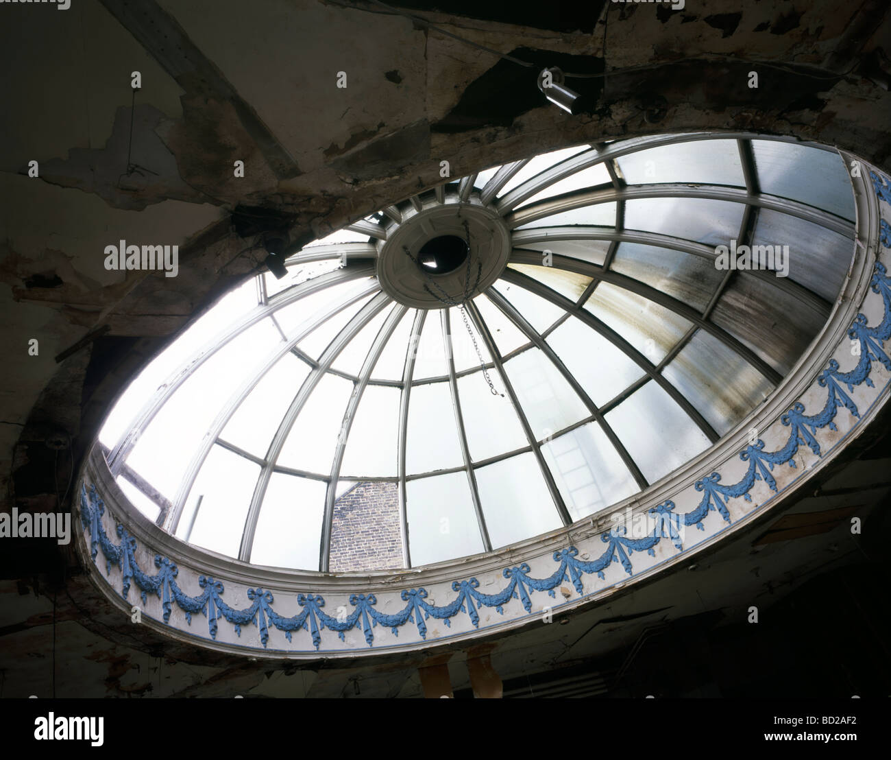 Abgerissenen Gebäude mit Kuppel im antiken Viertel Kings Cross in London UK Stockfoto