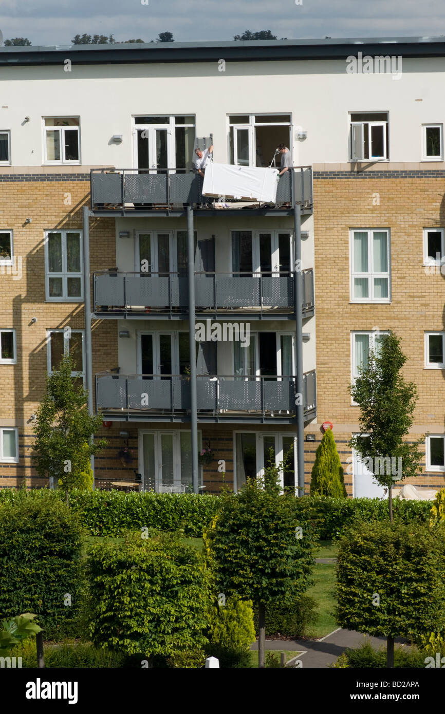 Bewegliche Möbel nach außen von einer Dachwohnung mit Hilfe von Seilen Stockfoto