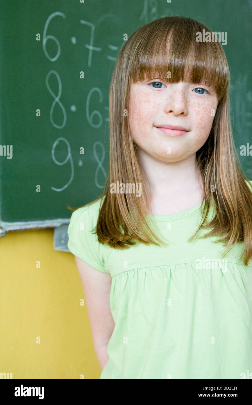 Mädchen stehen vor Tafel Stockfoto