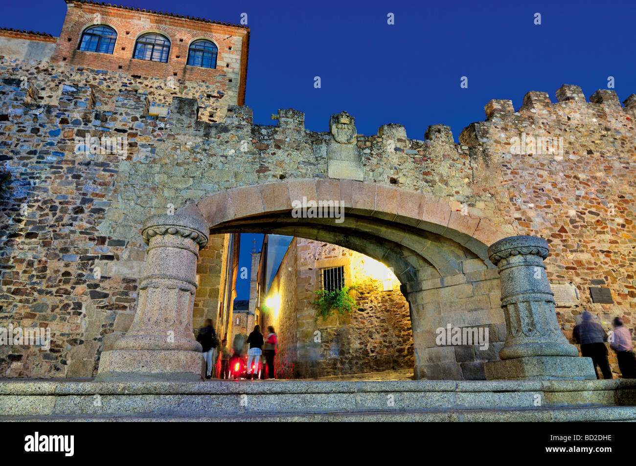 Spanien, Cáceres: Arco De La Estrella bei Nacht Stockfoto