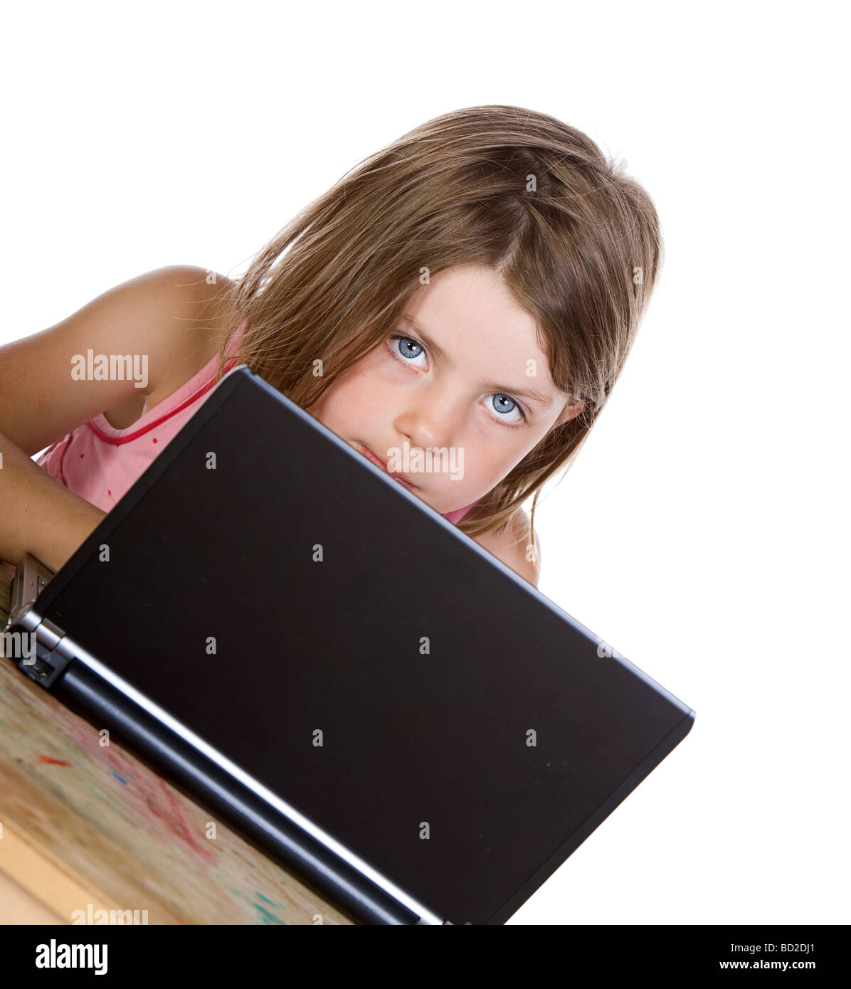Erschossen von einem niedlichen Kind Peering über ihren Laptop Stockfoto
